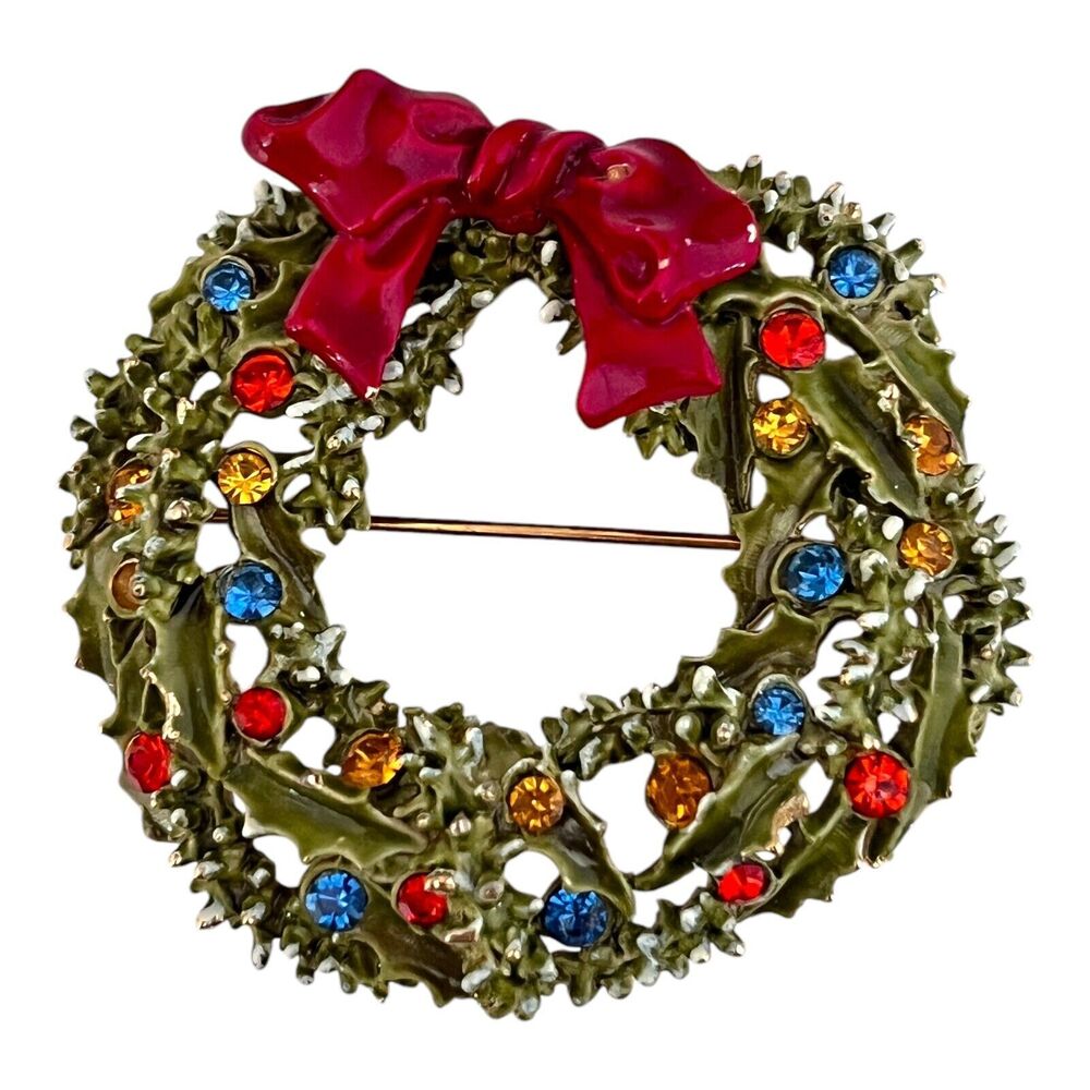 Vintage 1960s ART Christmas Wreath Brooch Enamel Rhinestone Gold Tone Pin - 8U